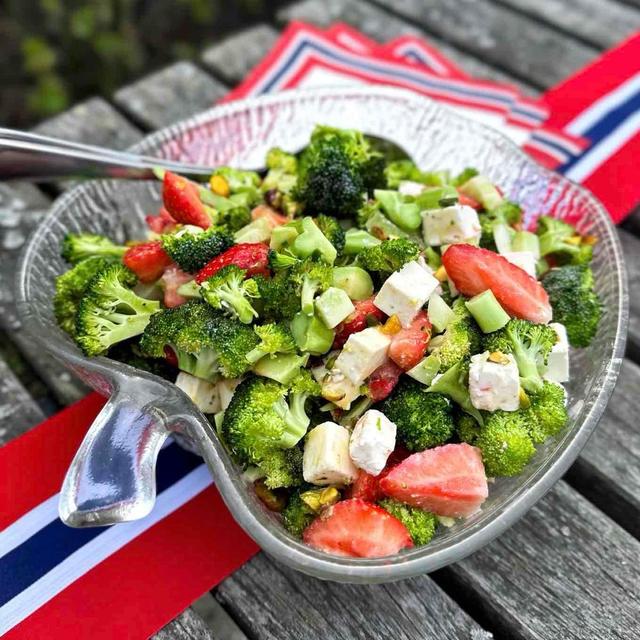 Brokkolisalat med jordbær, feta og pistasj