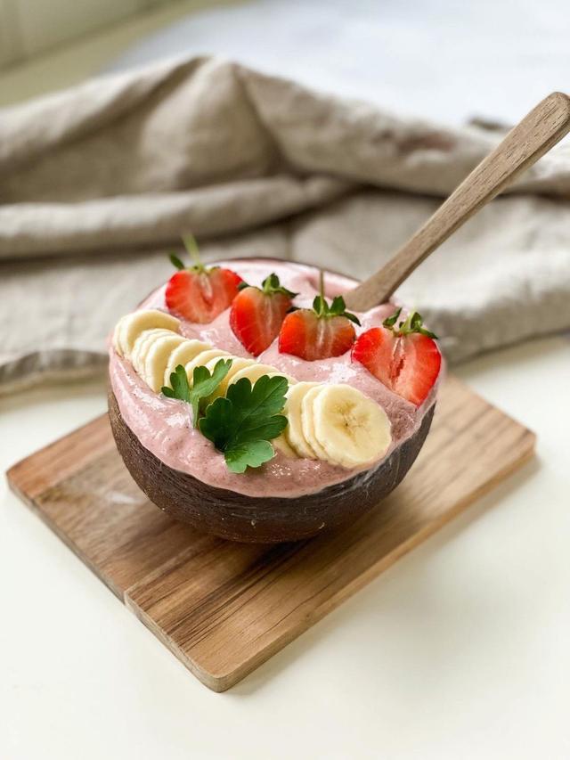 Strawberry bowl with banana & kiwi flavour