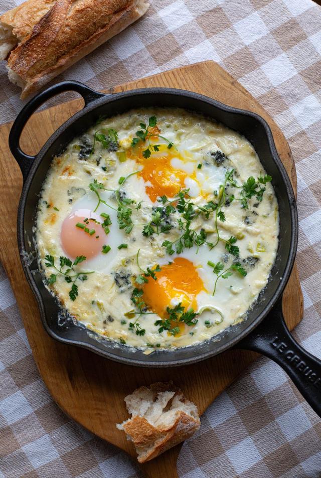 Bakte egg med purreløk, ost og urter 