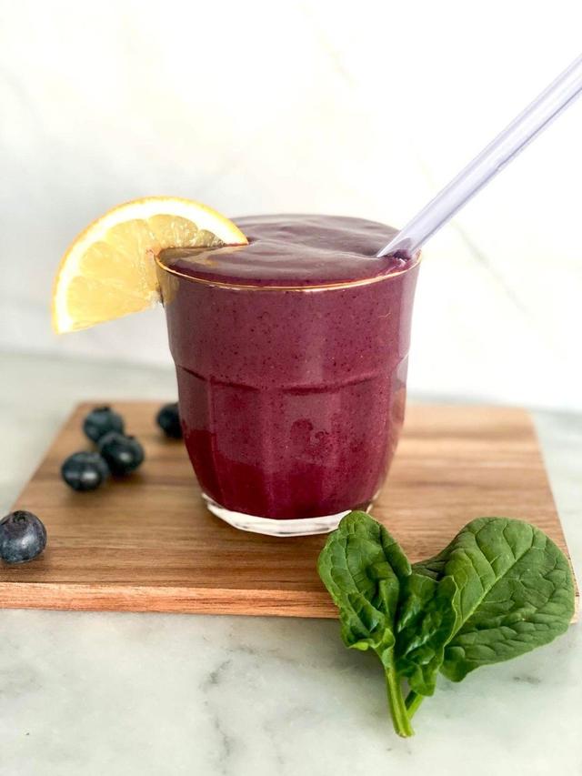 Blueberry smoothie with apple and lemon