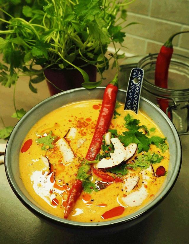 Spicy Coconut Thai Curry Soup