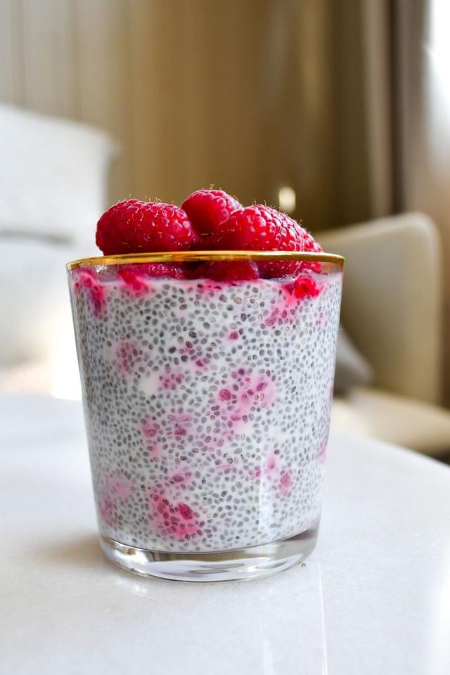 Super Delicious Chia Pudding with Raspberries