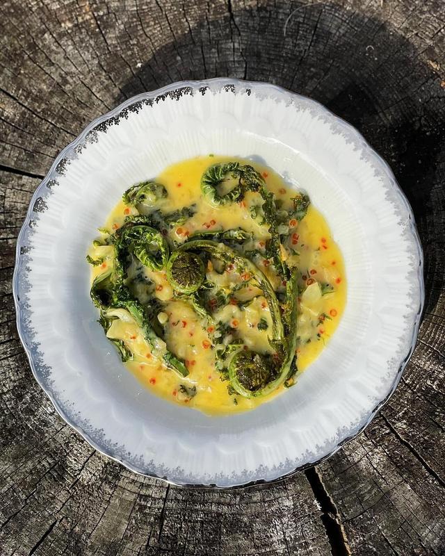 Strutseving med beurre blanc og ørretrogn