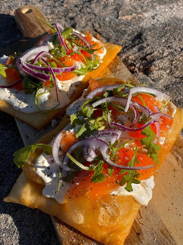Tur Langos med hvit parmesankrem og røkt laks