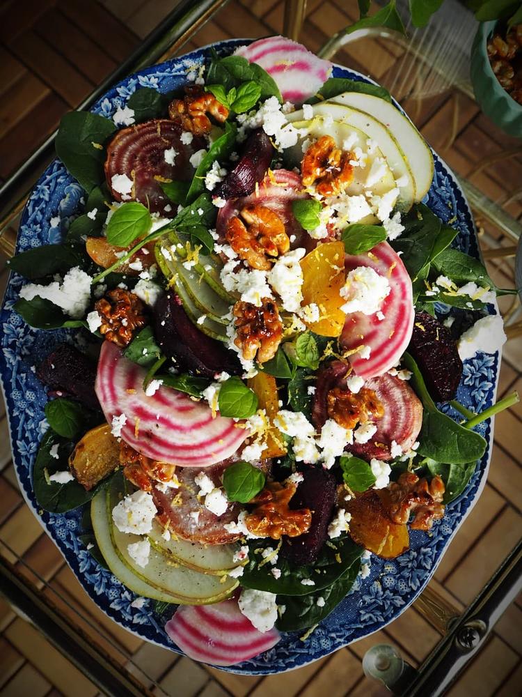 Betesalat med feta og karamelliserte valnøtter
