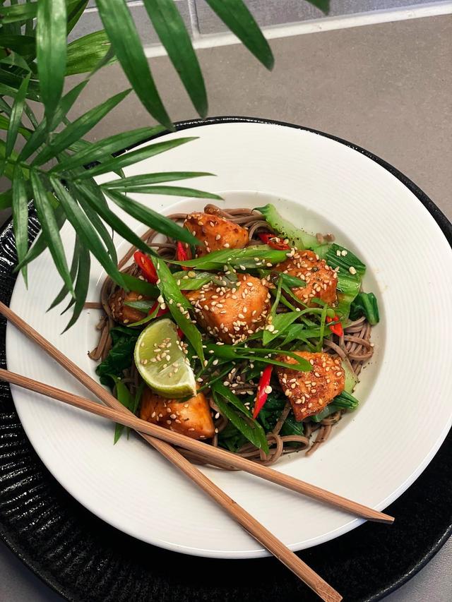 Avkjøte sobanudler med teriyaki laks og pak choy