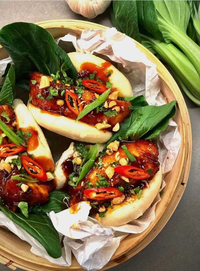 Bao buns med crispy kylling i koreansk sticky glaze