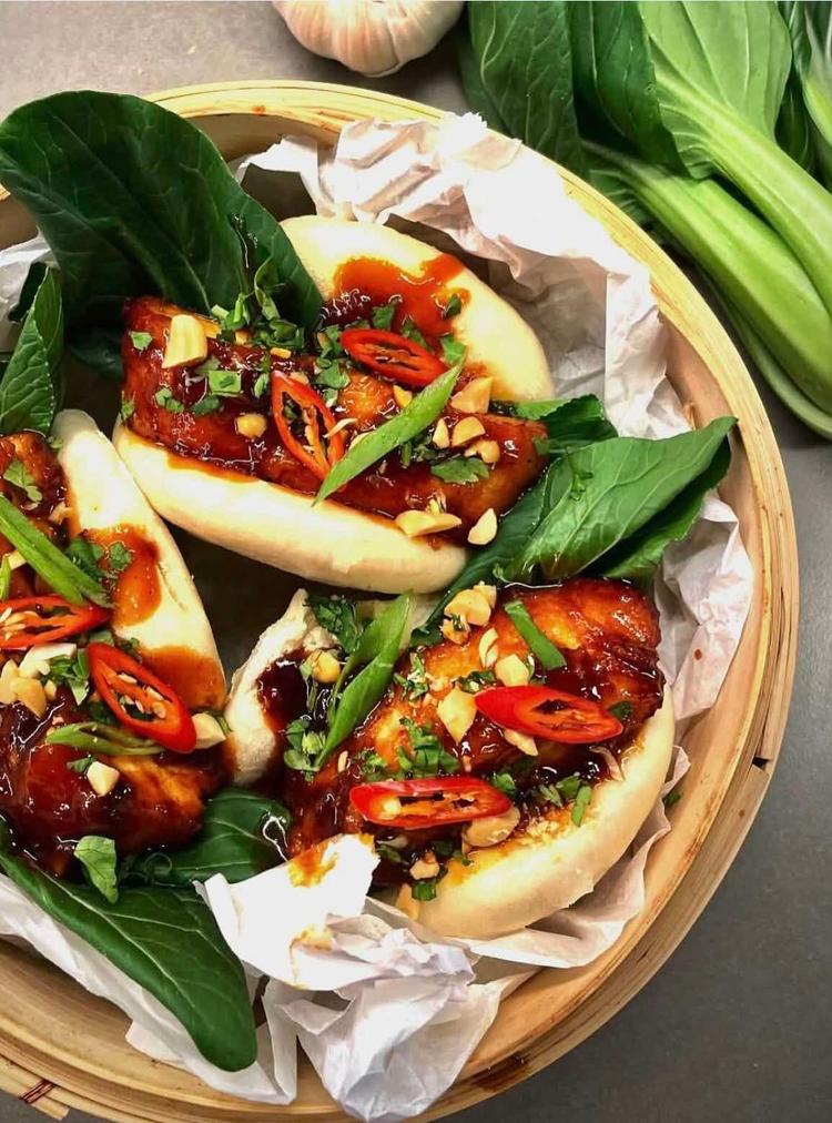 Bao buns med crispy kylling i koreansk sticky glaze
