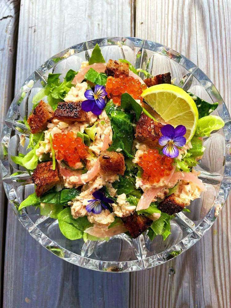 Vårlig restesalat med krabbe og tunfisk