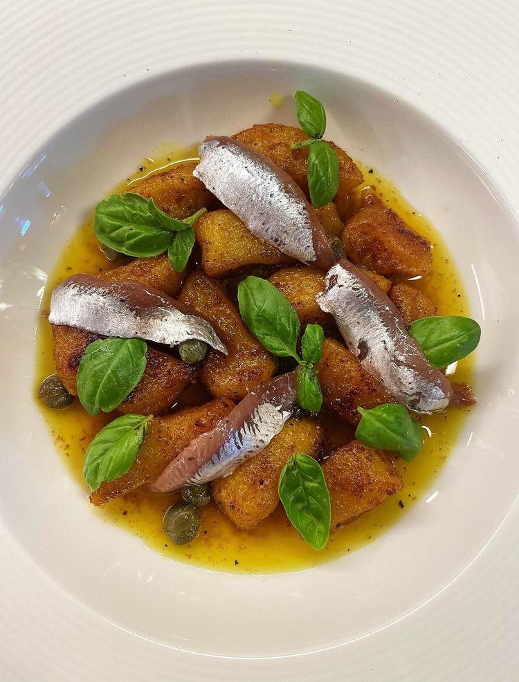 Gresskar gnocci med ansjos, salvie og basilikumsmør