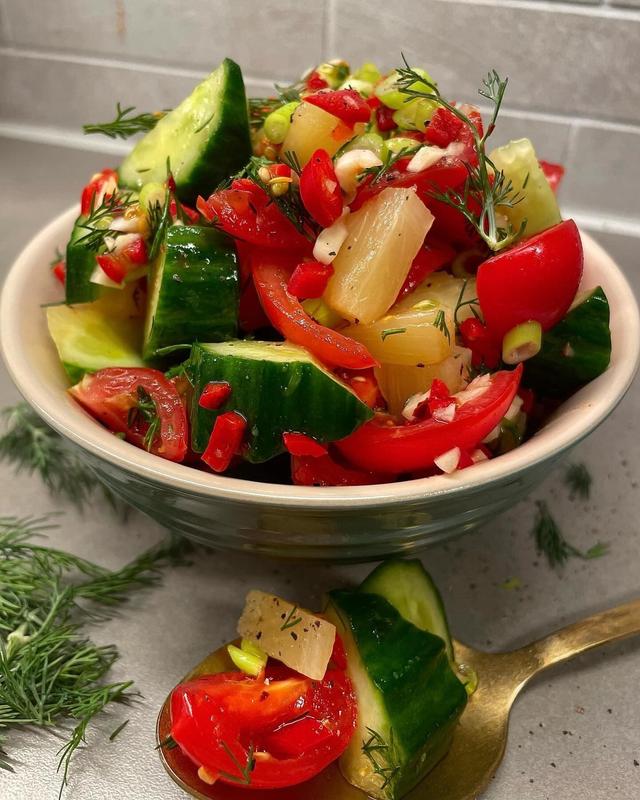 Chunky cherry tomat, agurk og ananas salsa.