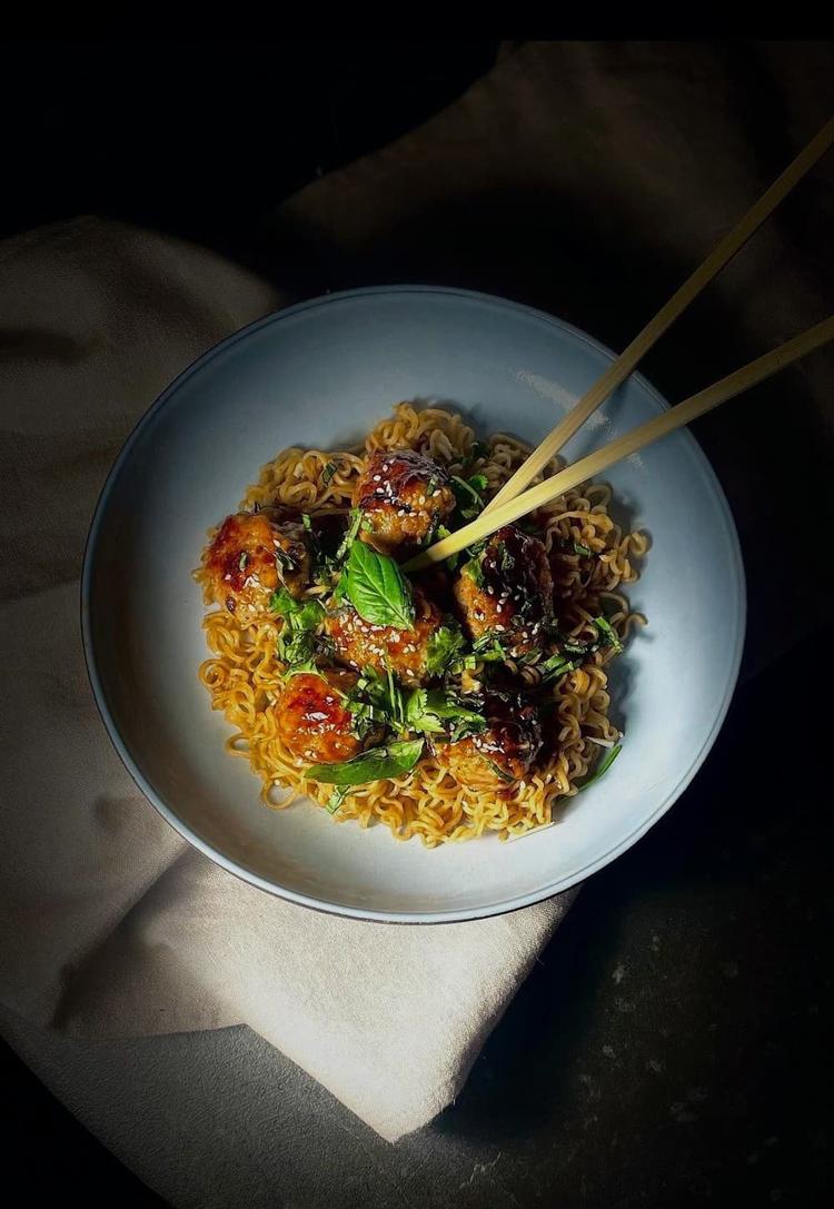 Nudler med sticky hoisin kyllingkjøttboller