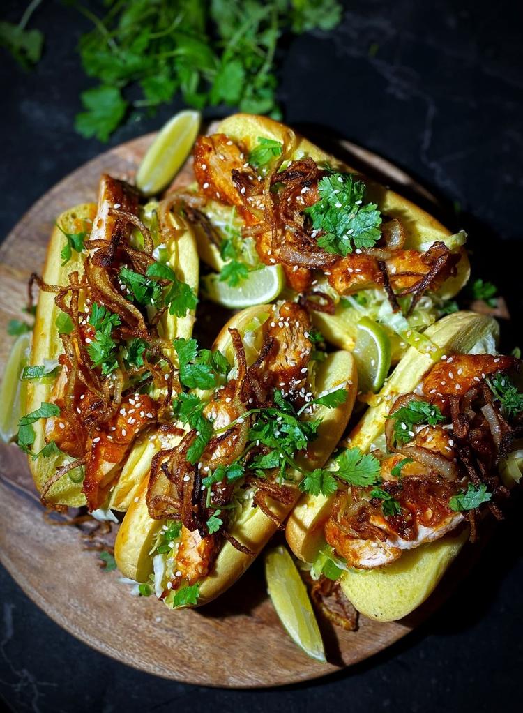 Brioche Rolls med koreansk kylling i karamellisert gochujang saus, coleslaw & sprøstekt løk