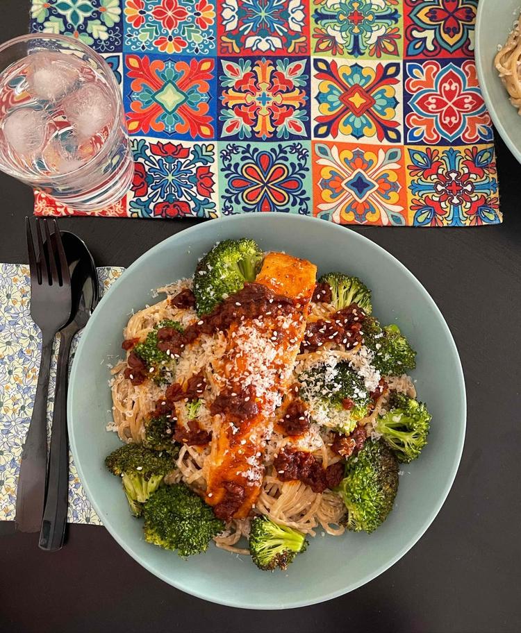 Kremet ostepasta med honningglassert laks toppet med smeltet nduja