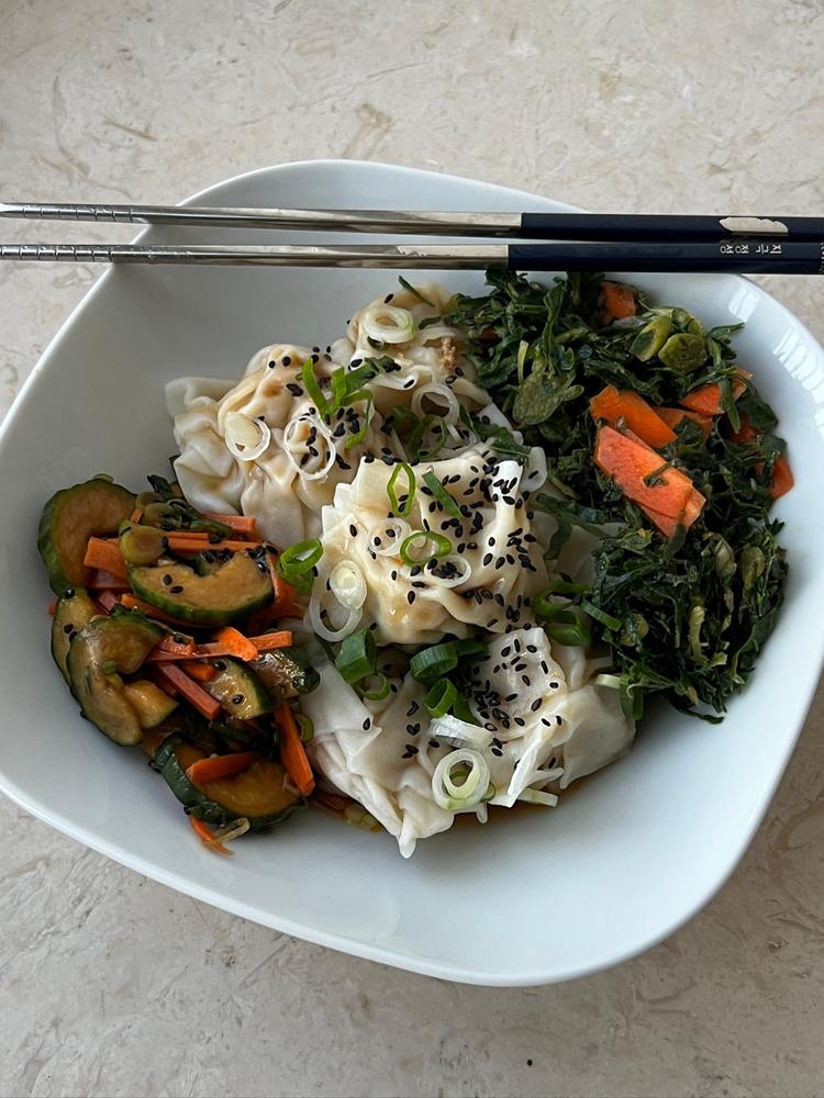 Dumplings med agurksalat og grønnkålssalat