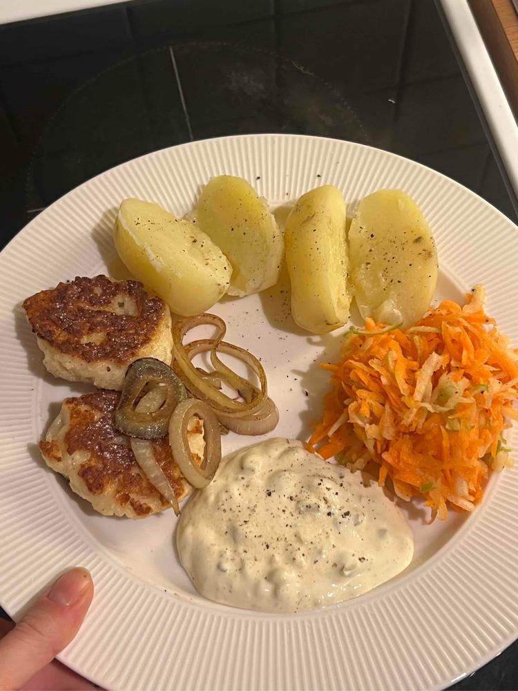 Fiskekaker med hjemmelaget remulade, gulrotsalat og poteter