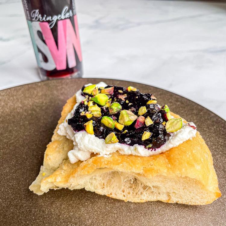 Fritert pizza med rørte blåbær og pistasj