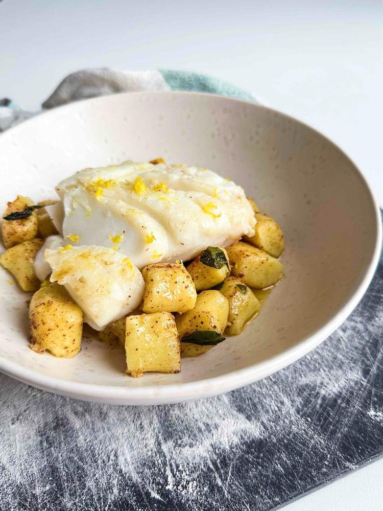 Skrei med hjemmelaget gnocchi og brunet salviesmør
