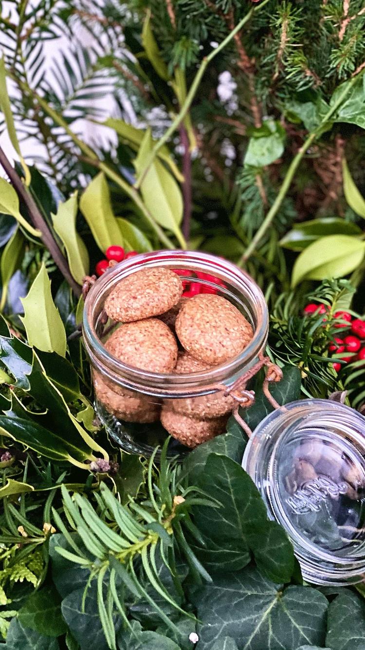 Peppernøtter av nøtter og dadler