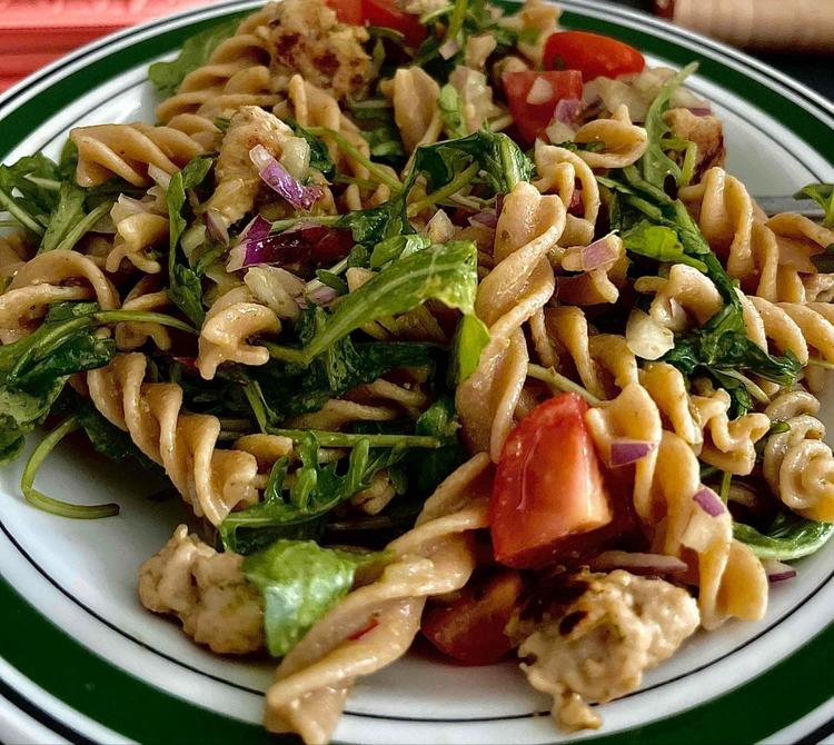 Lun pastasalat med kyllingkjøttboller og pesto