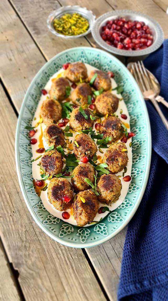 Juicy Meatballs with Yogurt Sauce