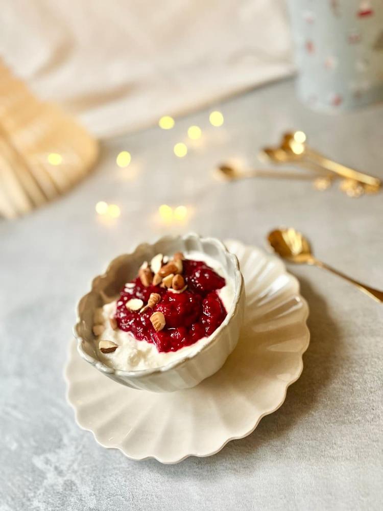 Enkel lavkarbo riskrem med rød bærsaus