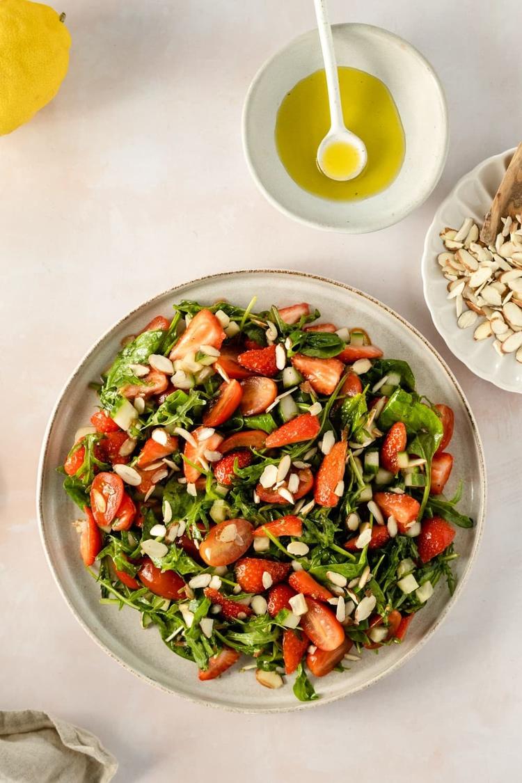 Jordbær- og tomatsalat