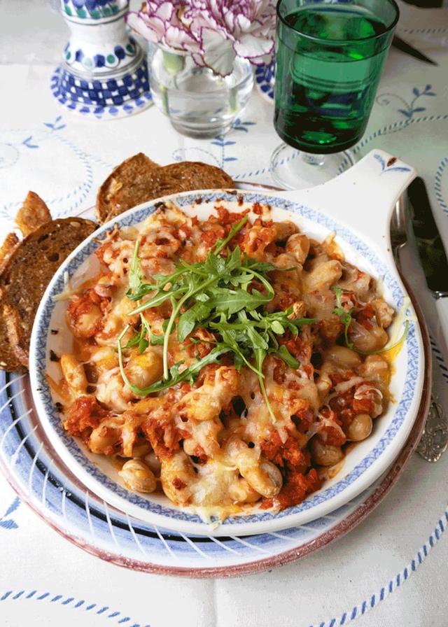 Cheesy Baked Beans with Bread Chips