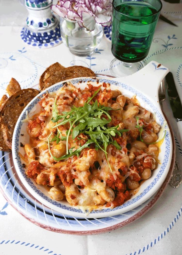 Cheesy Baked Beans with Bread Chips