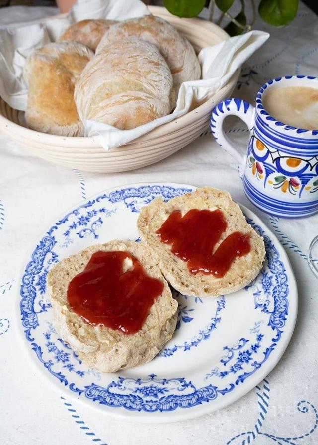 Rundstykker med byggrøt
