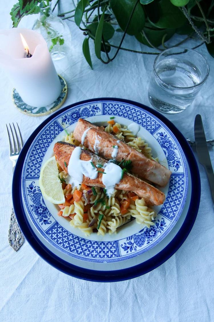 Kremet gulrot med laks og pasta