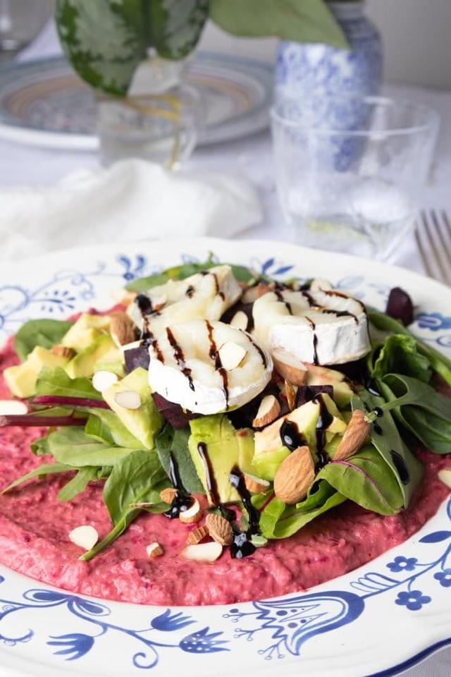 Chèvresalat med rødbetehummus