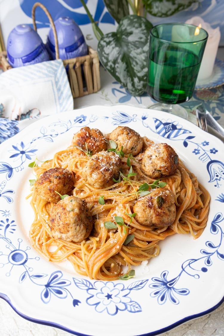 Pasta med kyllingkjøttboller og rød saus