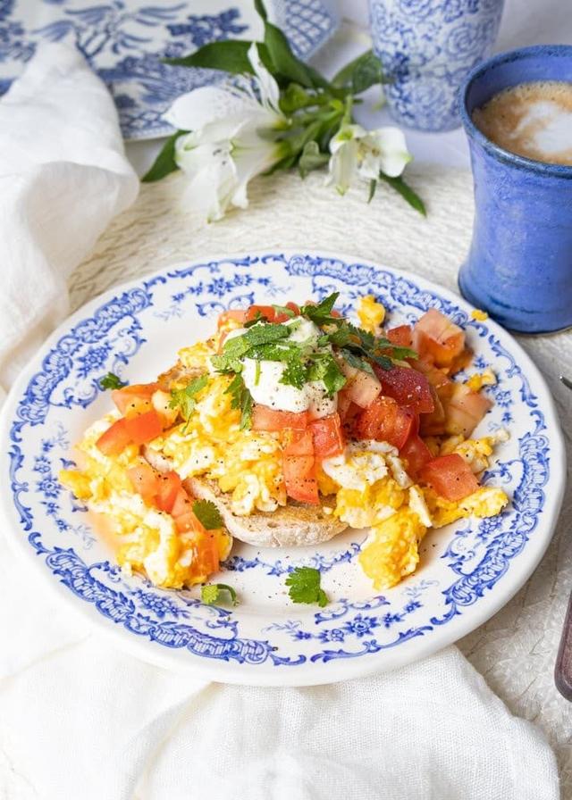 Toast with scrambled egg and diced tomato