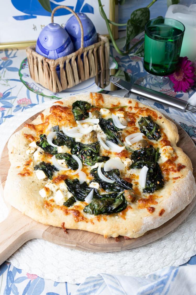 Pizza med spinat og fetaost