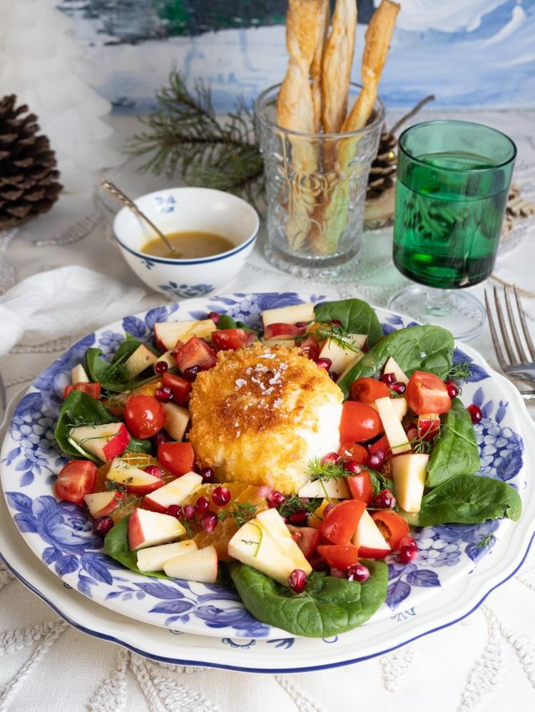 Fritert mozzarella over julesalat