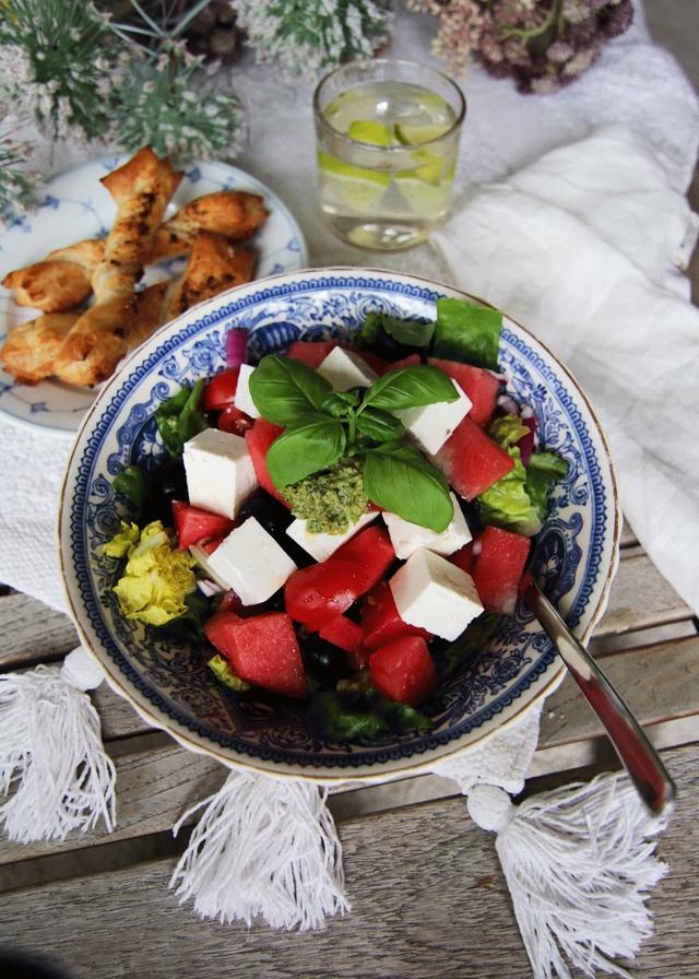 Sommersalat med feta og butterdeigsstaver