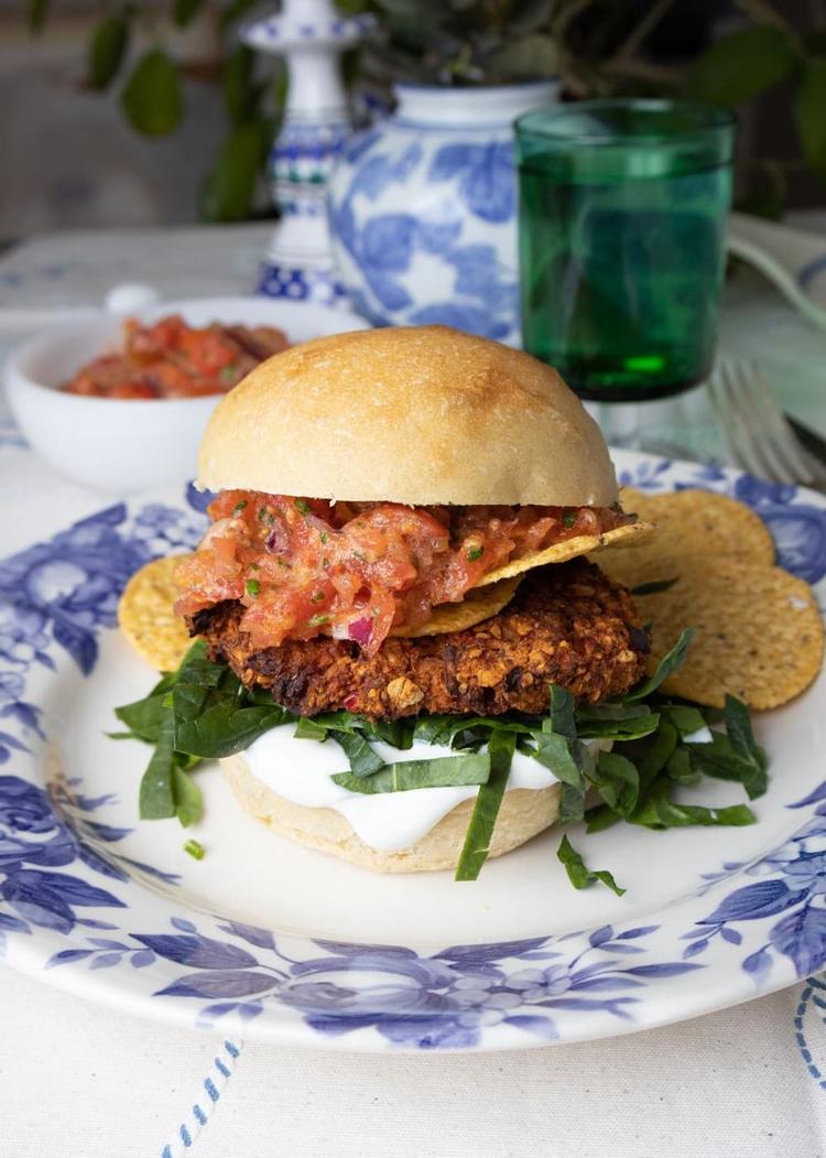Vegetarburger med hjemmelaget salsa