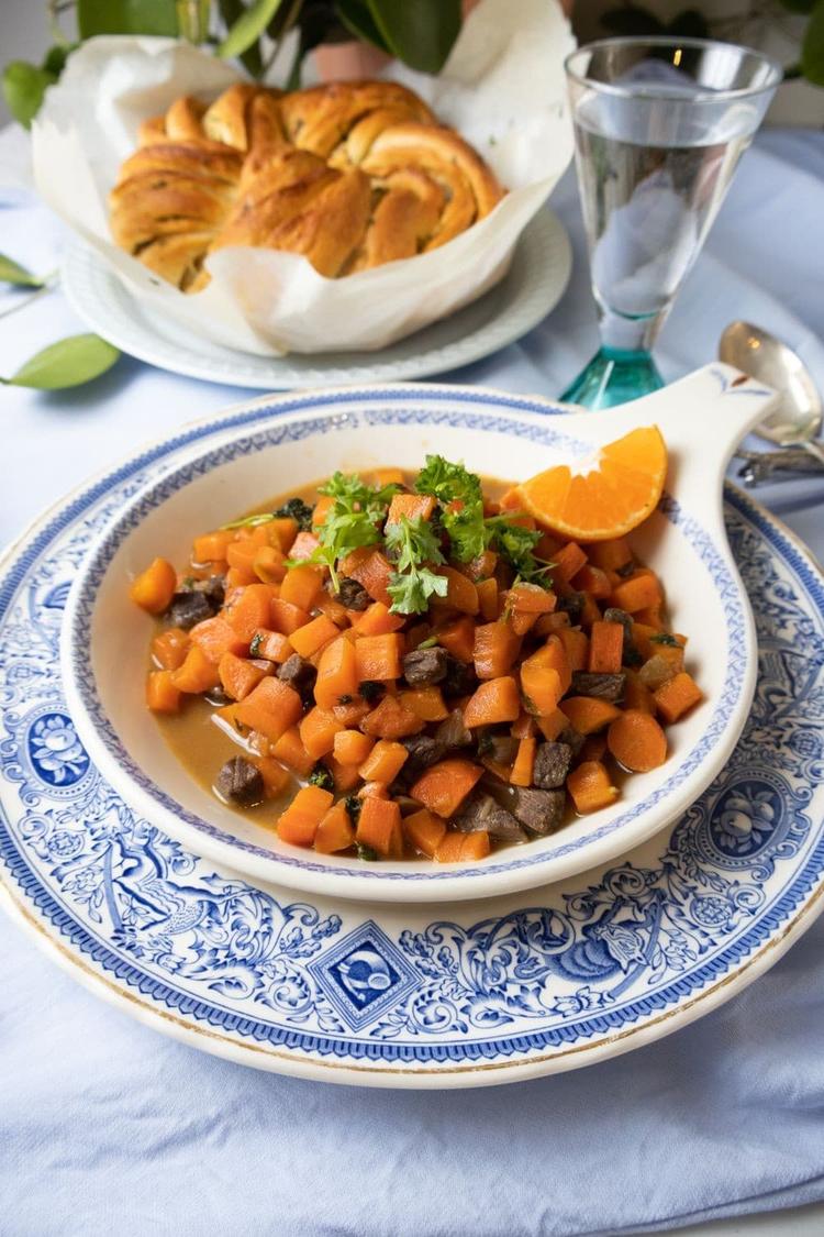 Den beste gulrotgryte – med biff og klementin, servert med hjemmelaget hvitløksbrød