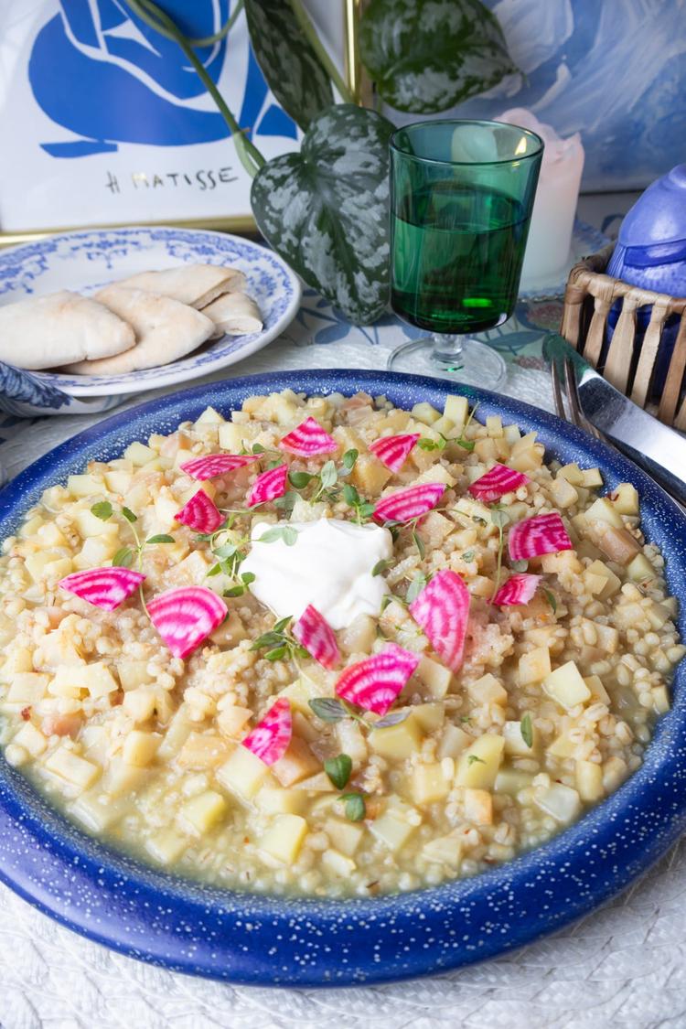 Gryte med byggryn og rotgrønnsaker