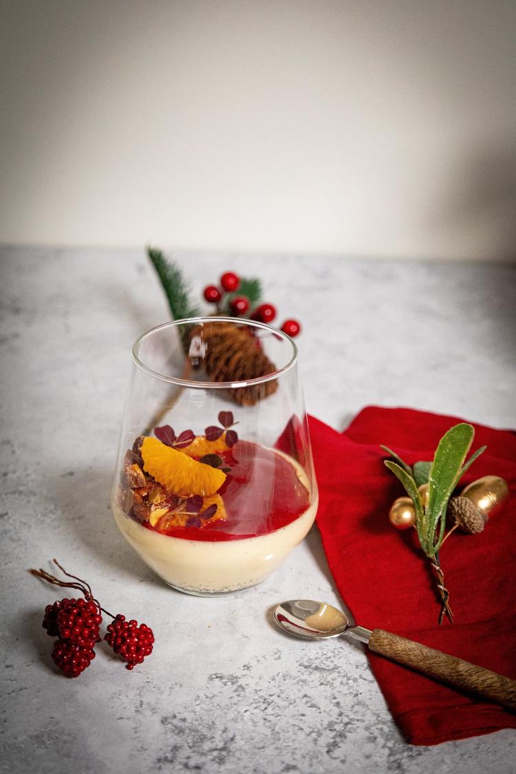 Pannacotta med smak av jul og bringebærsaus