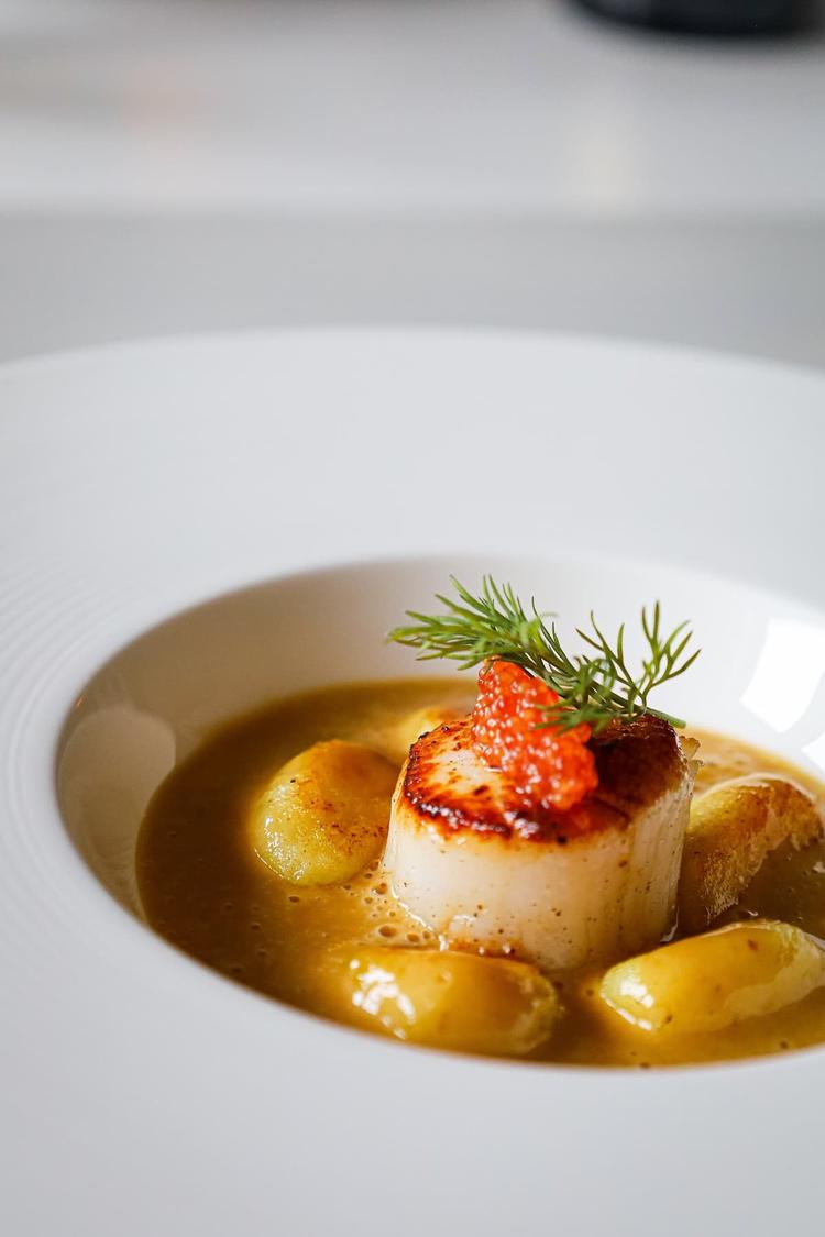 Kamskjell med gnocchi og sherrysaus