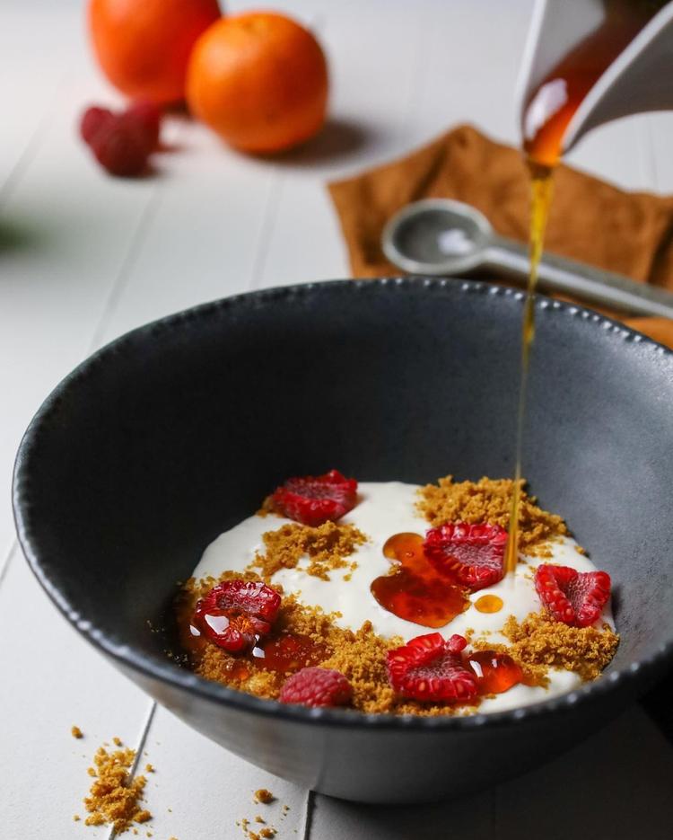 Riskrem med klementinkaramell, pepperkakecrumble og bringebær