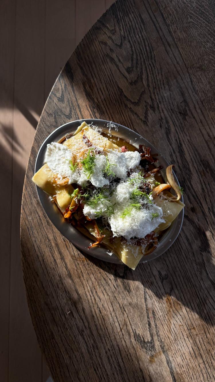 Åpen lasagne med burrata, karamellisert fennikel og salsiccia