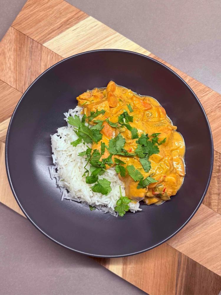 Laks med currypaste og kokosmelk