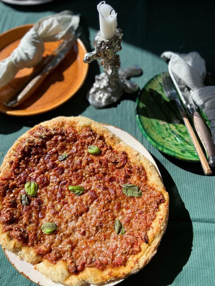 Pizza med kjøttdeig og parmesan