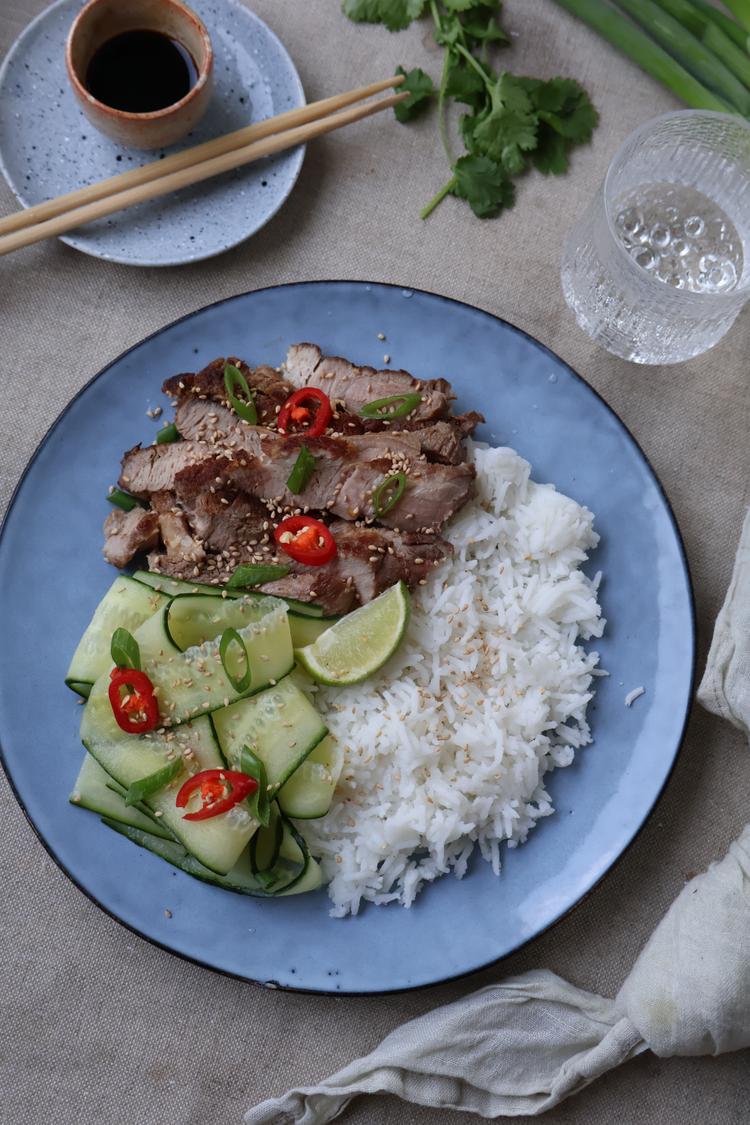 07/02 Svin med ris og spicy agurksalat