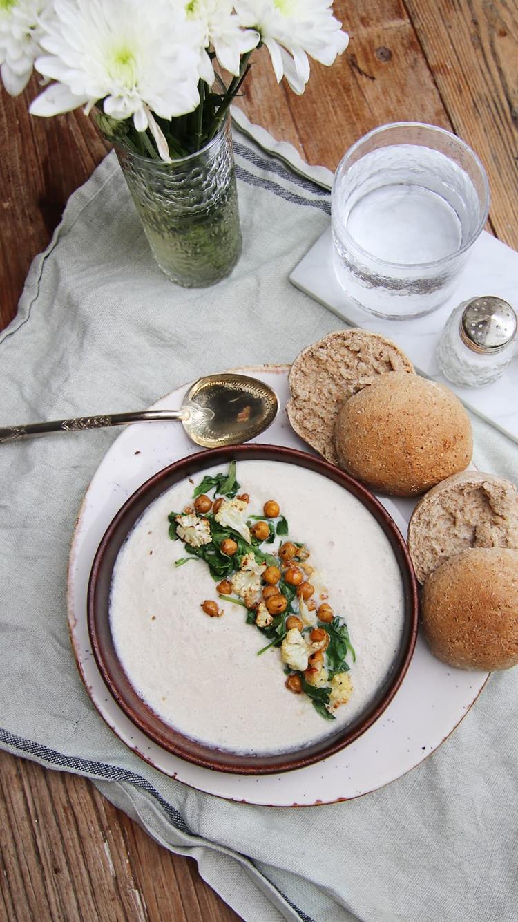 Blomkålsuppe med hjemmelagde rundstykker