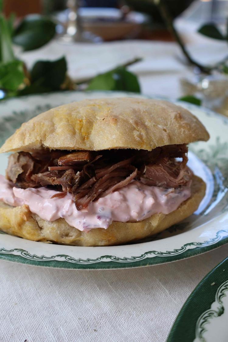 20/02 Pulled pinnekjøtt-burger i kålrabibun med coleslaw