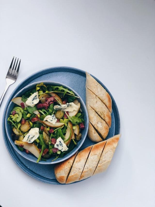 Rosenkålsalat med blåmuggost og bacon